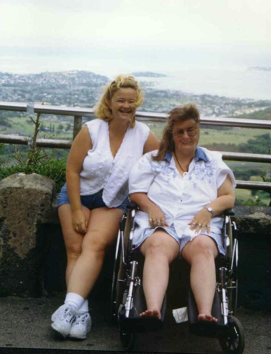 Carol Ann 'n'  Laurie in Hawaii